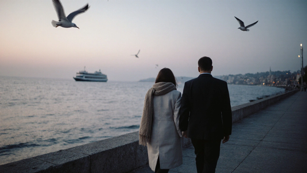 Güneş batımı sırasında Marmara kıyısında sessiz bir yürüyüş.