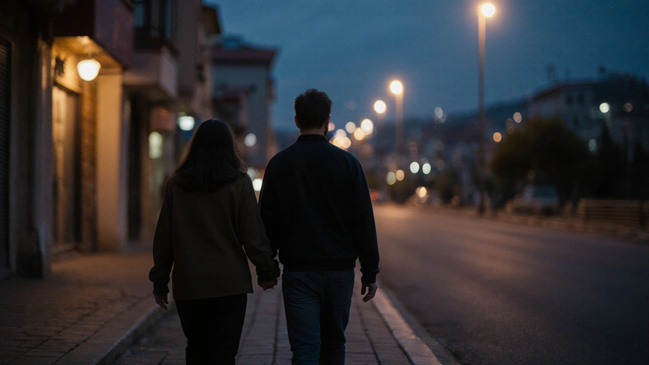 Gündoğumu Esenyurt&#039;ta bir kadın ve bir erkek sessizce yürüyor, sokak lambaları ışığıyla silüetleri beliriyor.