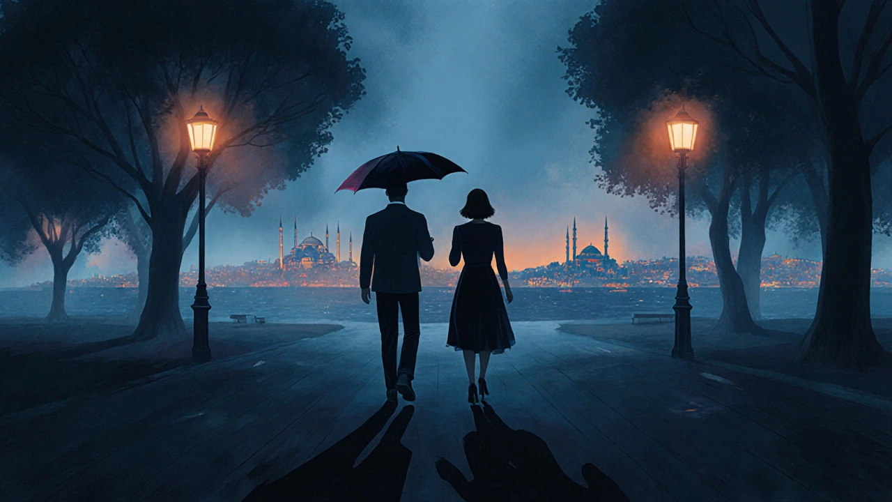 İki kişi Beşiktaş&#039;ta bir parkta sessizce yürüyor, akşam ışıkları ve Bosphorus manzarası arka planda.