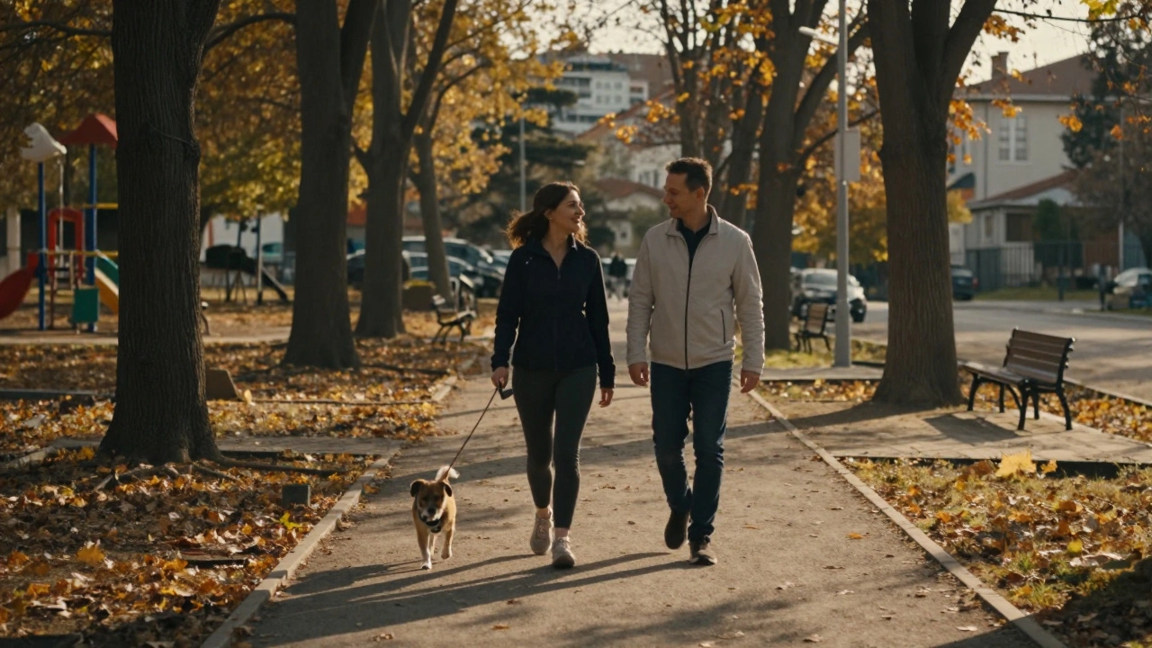 Bir kadın ve bir erkek altın saatte bir parkta yürüyor.