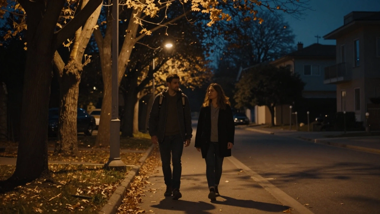 Catalca&#039;da akşam saatlerinde sakin bir sokakta yürüyen bir seyahatçi ve kadın.