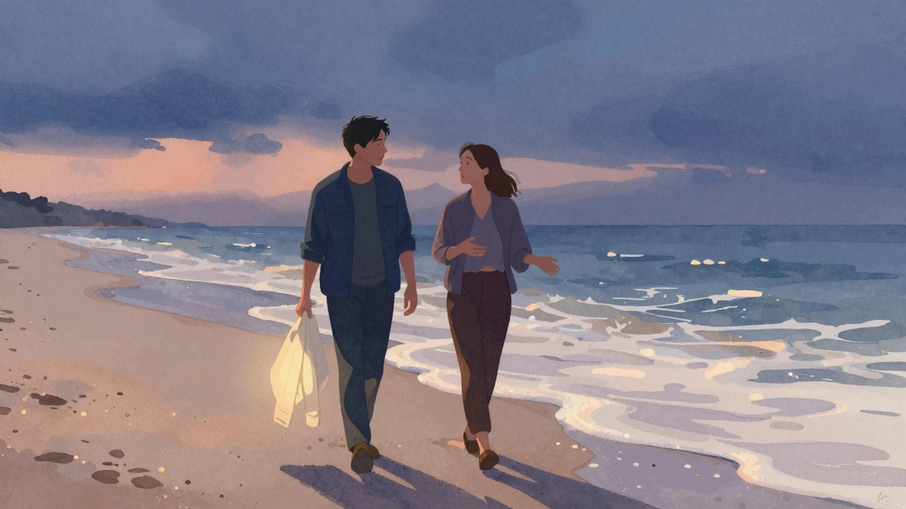 İki kişi, akşam vakti Kumburgaz sahilinde sessizce yürüyor.