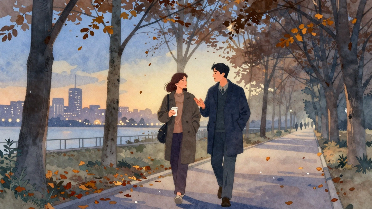 İki kişi Sancaktepe&#039;de bir parkta akşam yürüyüşü yaparken hafifçe konuşuyor, yapraklar ve şehir ışıkları arka planda.