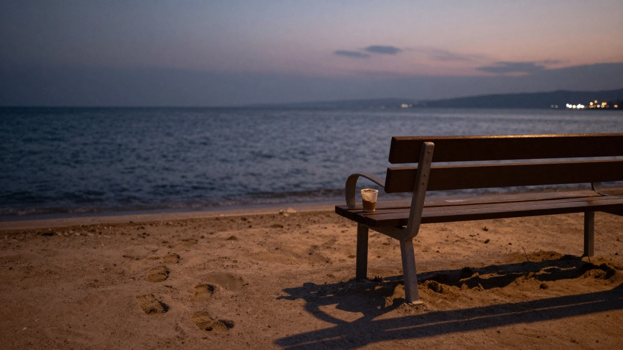 Kadıköy'de bir deniz kenarında boş bir koltuk ve soğumuş bir kahve kupası, yalnızlık ve geçici bir bağın izleri.