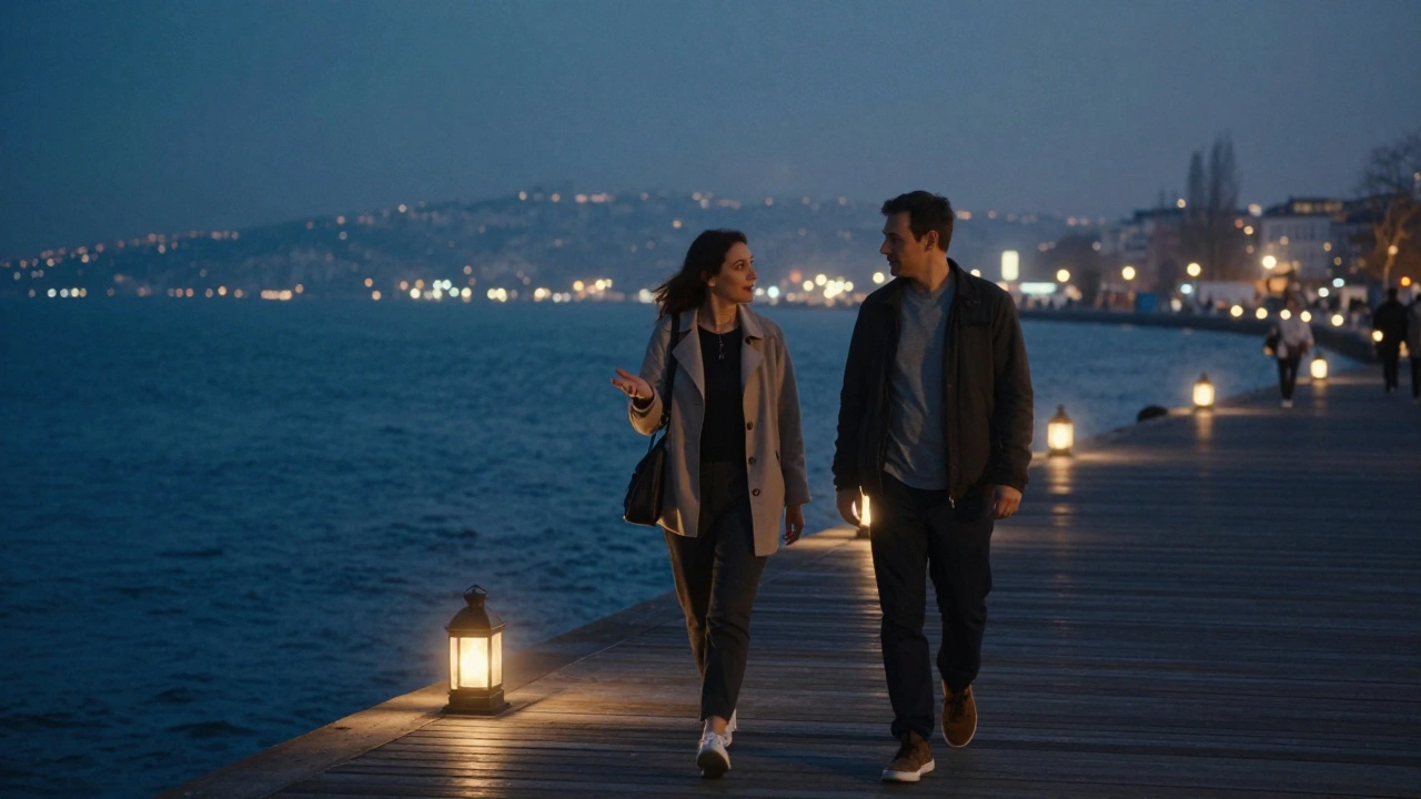 Kadıköy kıyısında gece yürüyüşü yapan bir çift.
