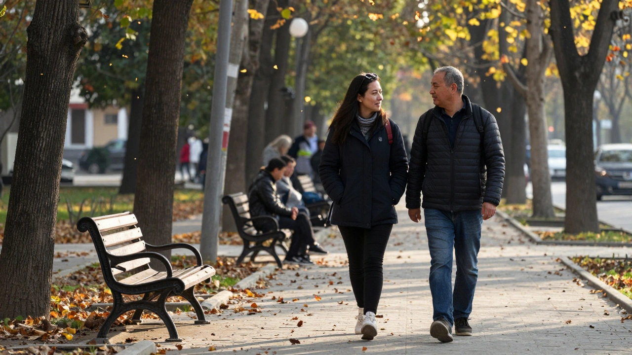Kartepe parkında iki kişi, doğanın ortasında hafif bir yürüyüş yapıyor.