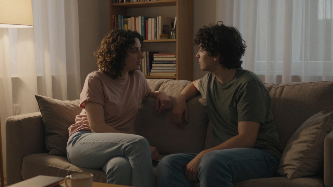 Maltepe&#039;de bir apartman oturma odasında sessiz bir sohbet anı.