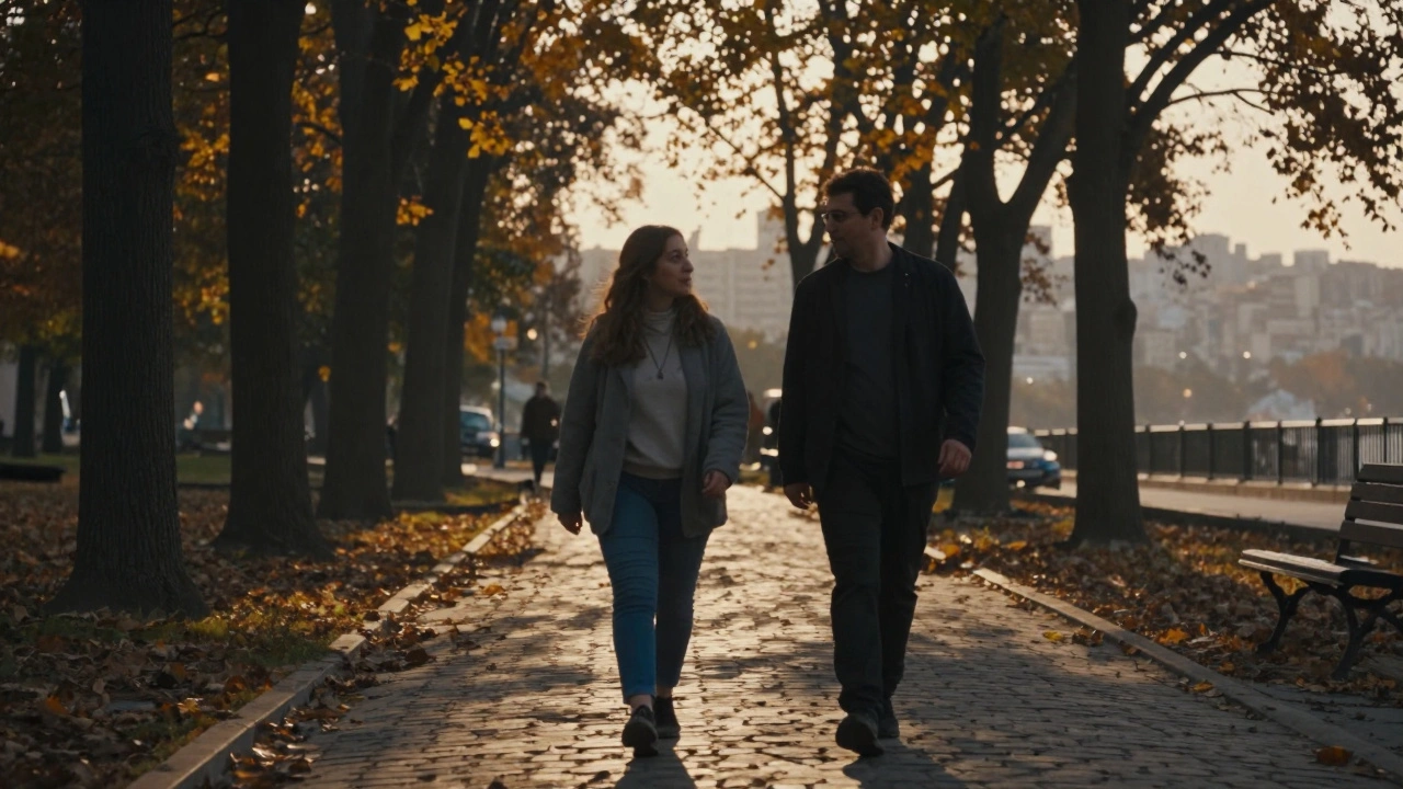 Sancaktepe'de bir parkta akşam yürüyüşü yapan iki kişi, sessizce ama rahat bir şekilde yanyana yürüyor.