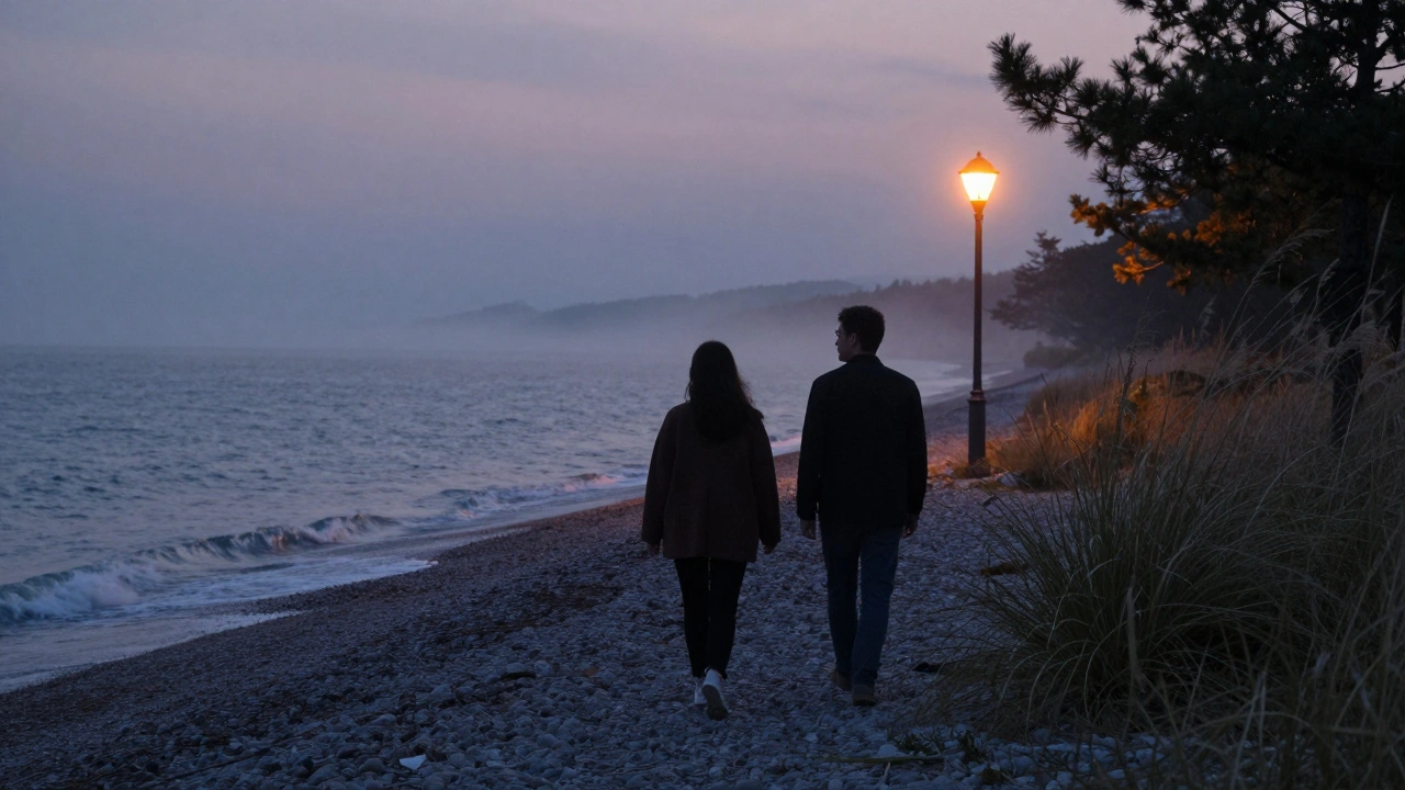 Sile&#039;de gecenin başlangıcında sessiz bir kıyıda yürüyen iki kişi, deniz ve sisle çevrelenmiş.