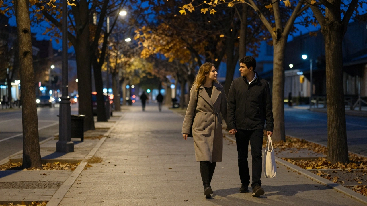 Sultangazi sokaklarında sessizce yürüyen bir çift, akşam ışıklarıyla.