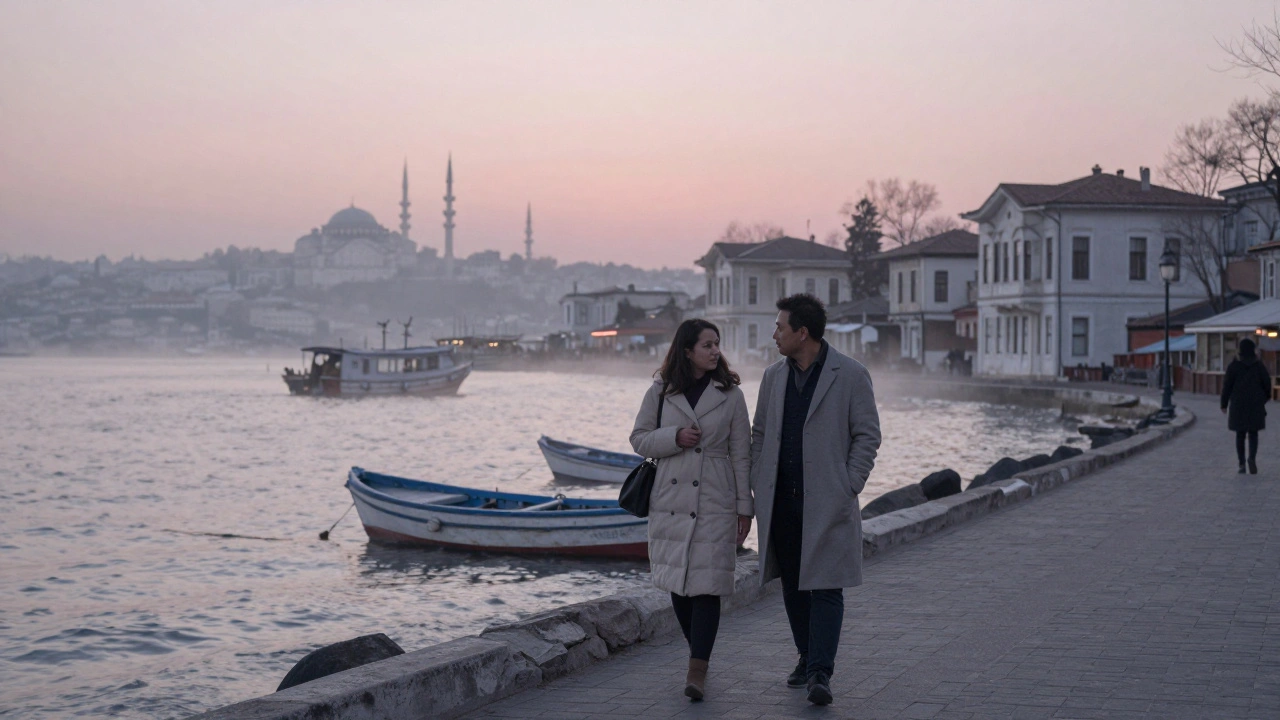 Bosphorus kıyısında sabahın ilk ışıklarında yürüyen Asyalı bir eşlikçi ve müşteri.