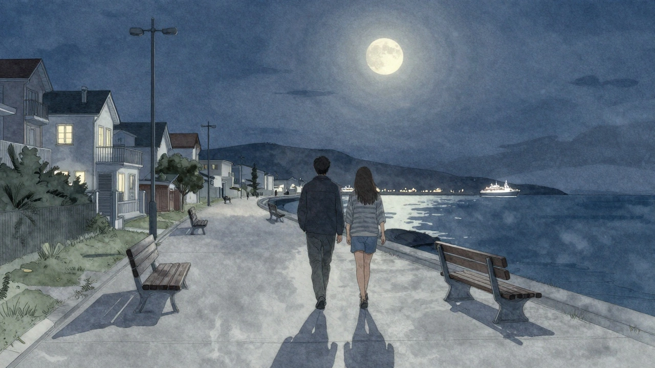 Gecenin sonunda Selimpasa sahilinde sessizce yürüyen iki kişi, ay ışığı altında.