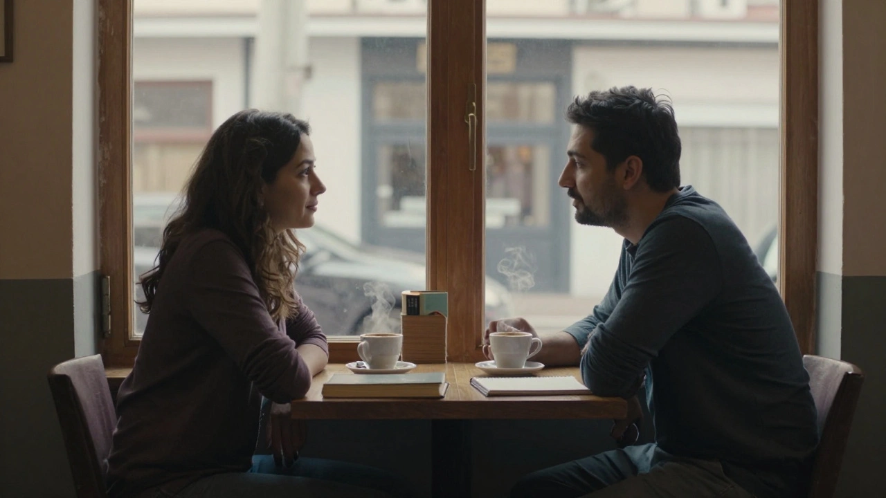 Kartal'da bir kafede iki kişi kahve içerek sessizce konuşuyor, doğal ışık ve samimi bir ortam.