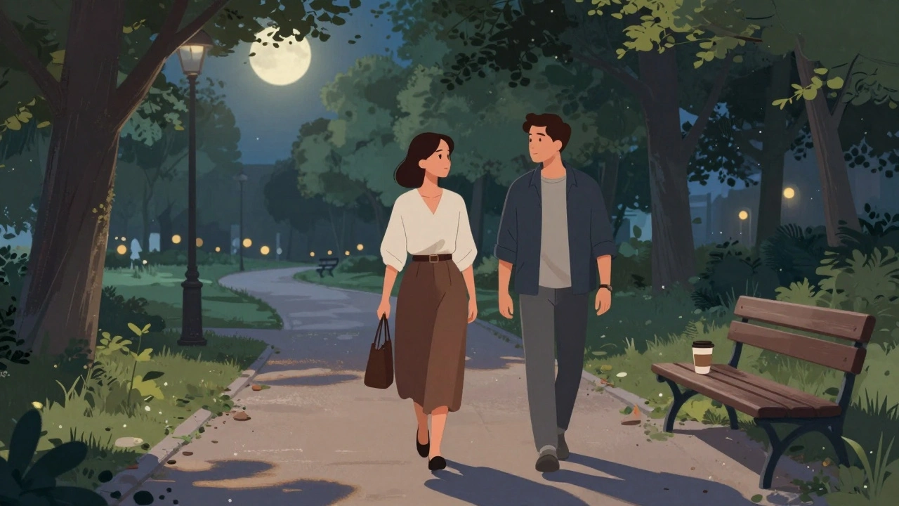 Kartal’ın sessiz bir parkında bir kadın ve erkek, ay ışığında yürüyor.