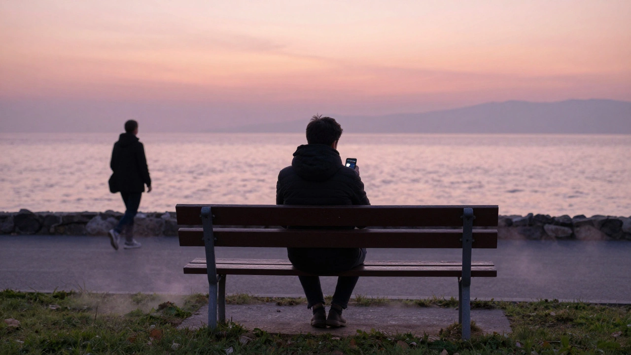 Sabahın ilk ışıklarında Silivri'de bir bankta oturan biri, uzaktan yaklaşan bir gölgeyle.