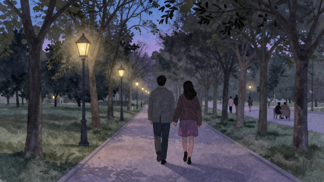Sancaktepe'de bir parkta birlikte yürüyen iki kişi, gecenin ilk ışıklarıyla sakin bir manzara.