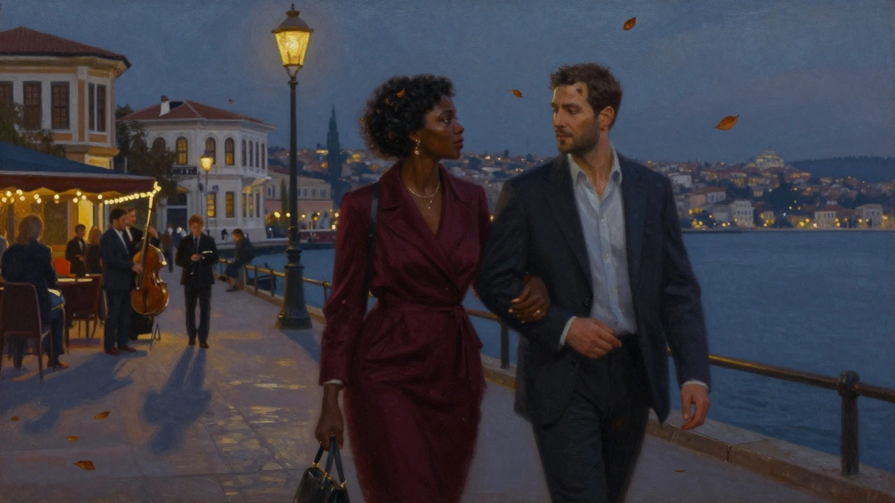 Zengin tenli bir kadın ve bir erkek, Bosphorus kıyısında gecenin başlarında yürüyor.