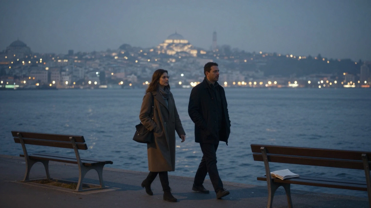 Beşiktaş'ta Bosphorus kıyısında iki kişi sessizce yürüyor, şehir ışıkları arka planda.