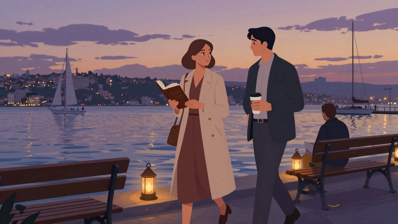 Bir kadın, Atasehir sahilinde kitap ve kahveyle yürüyüş yaparken biriyle yan yana yürüyor.