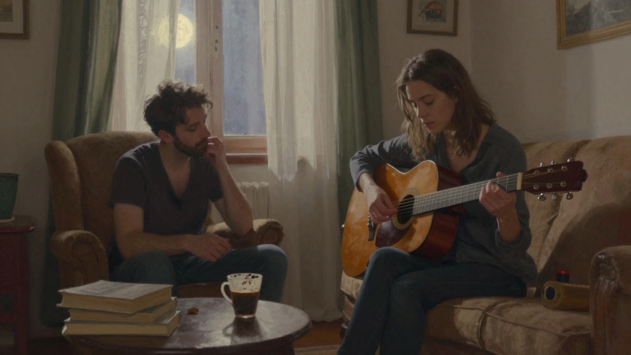 Bir kadın gitar çalarken bir erkek koltukta sessizce dinliyor, akşam ışığı pencereden içeri akıyor.