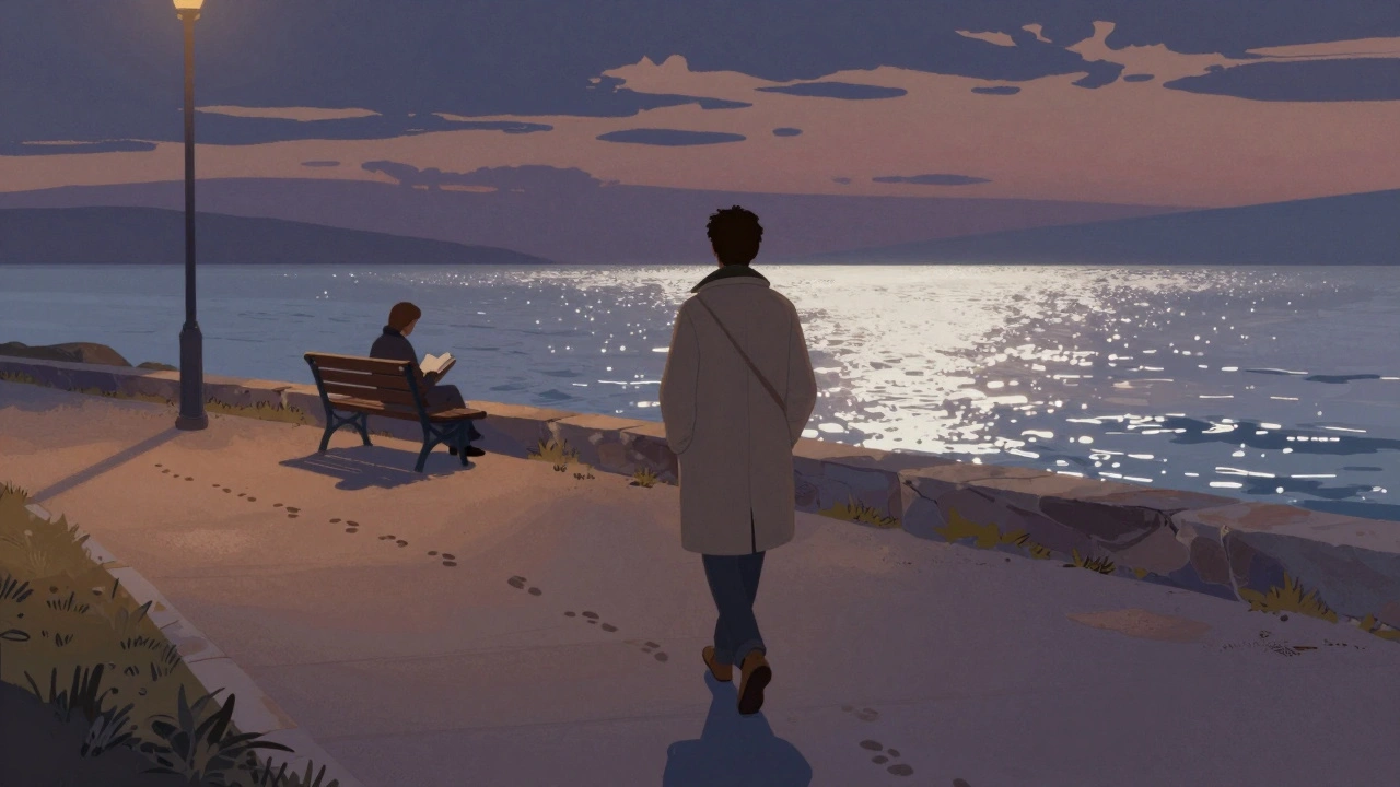 Bir kişi Basakşehir sahilinde akşam saatlerinde yürüyor, arkasında sessizce oturan biri görünüyor.