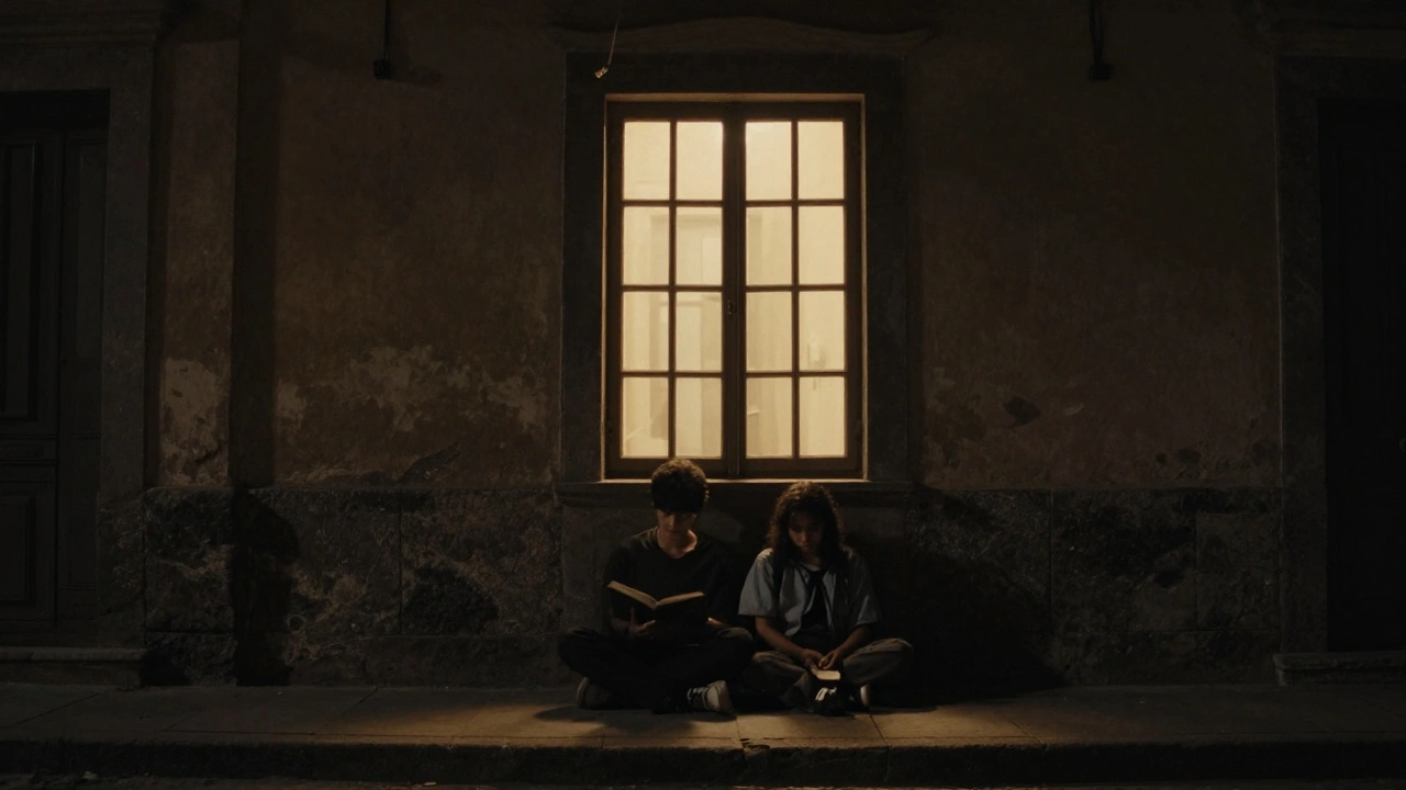 Catalca'da bir evin penceresinden içeriye doğru, iki kişi sessizce yan yana oturuyor, yüzler görünmüyor.