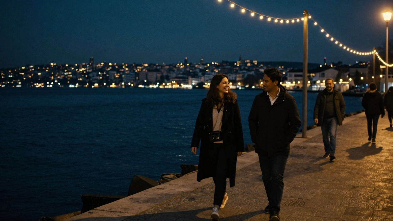 İki kişi Selimpasa kıyısında akşam saatlerinde hafifçe gülüşerek yürüyor.