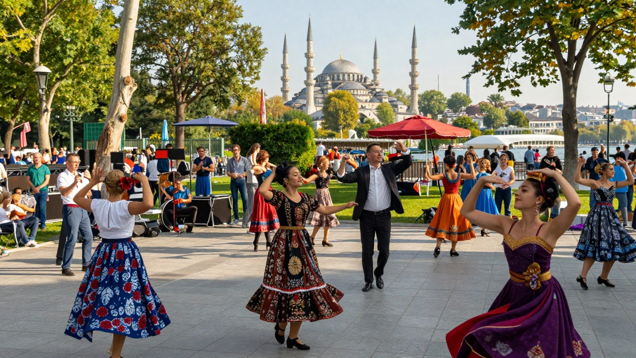 İstanbul'da kültürel etkinlikte insanlar dans ediyor veya müzik dinliyor