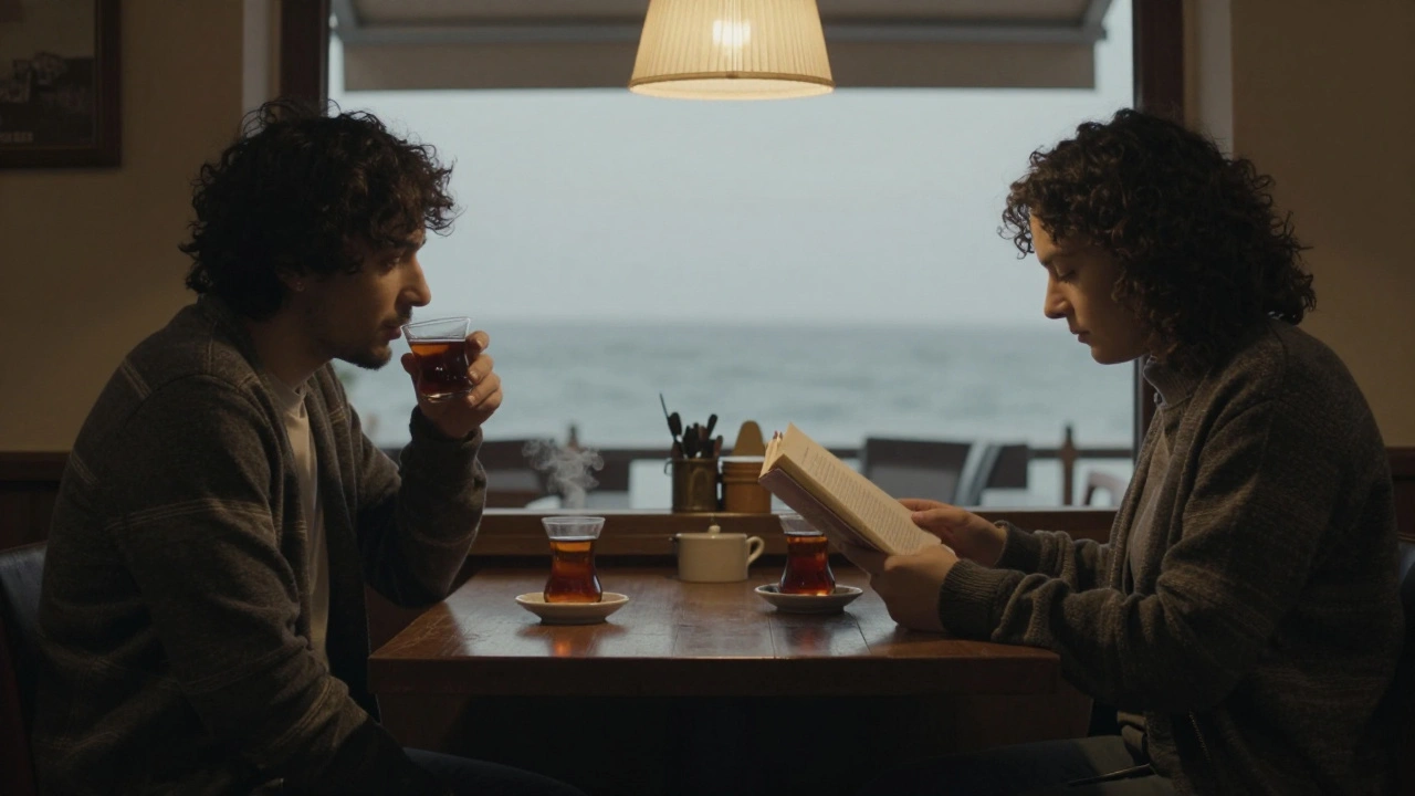 Kartal'da bir kafe'de iki kişi çay içerek sessizce sohbet ediyor.