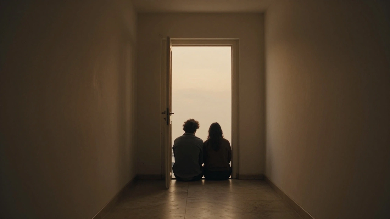 Yarı açık bir kapıdan gelen ışık, içerdeki sessiz ve sıcak bir companionship'i sembolize ediyor.