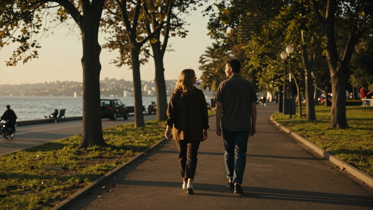 Bir kadın ve bir erkek, Yakuplu'da doğa yolu boyunca sessizce yürüyor.