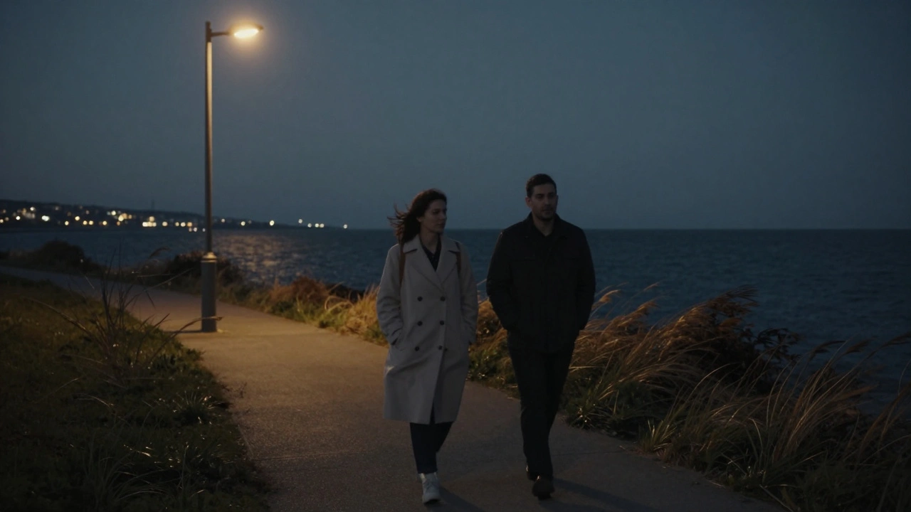 Çatalca'nın sahil yolunda gecenin sessizliğinde yürüyen iki kişi, deniz hafifçe parlıyor.