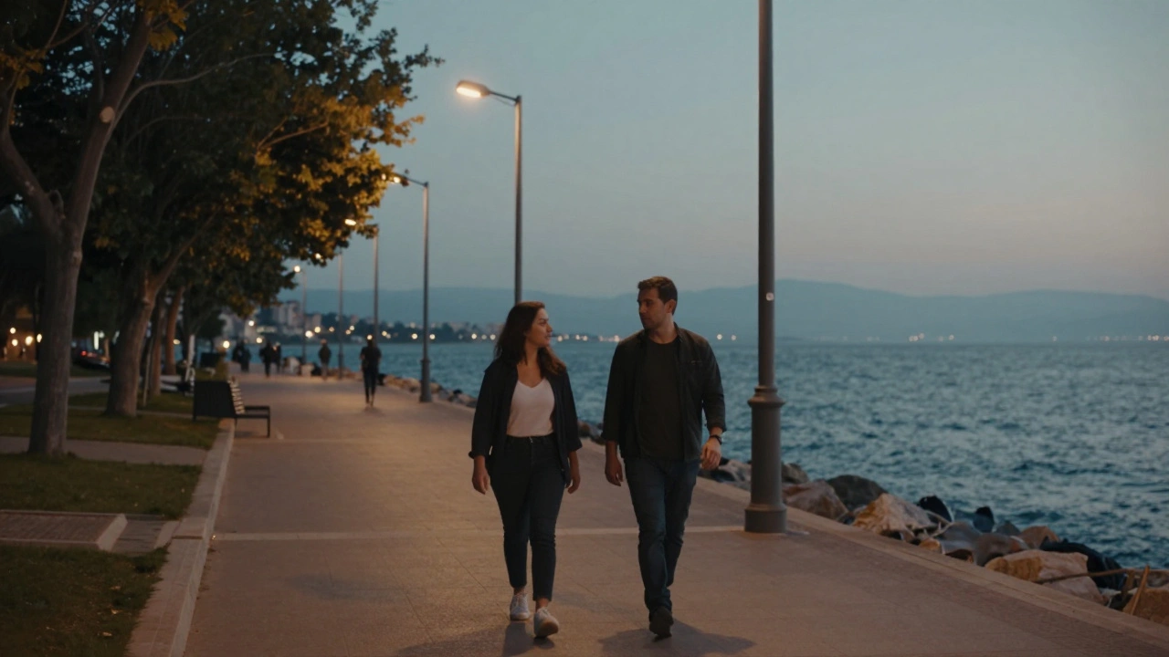 Gebze sahilinde akşam saatlerinde sakin bir yürüyüş.