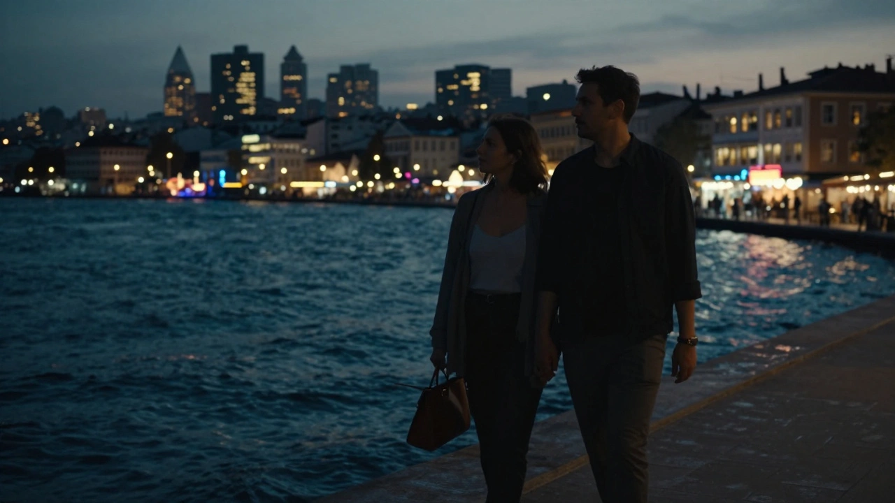 Gece Ortaköy sahilinde yürüyen iki kişi, arka planda İstanbul'un ışıklarıyla.