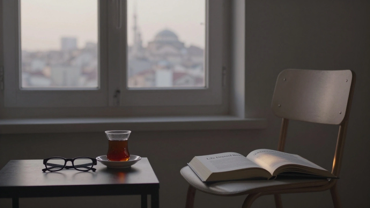 Güneşli bir pencere kenarında, boş bir sandalye ve bir kitap, sessiz bir insan bağlantısı simgesi olarak.