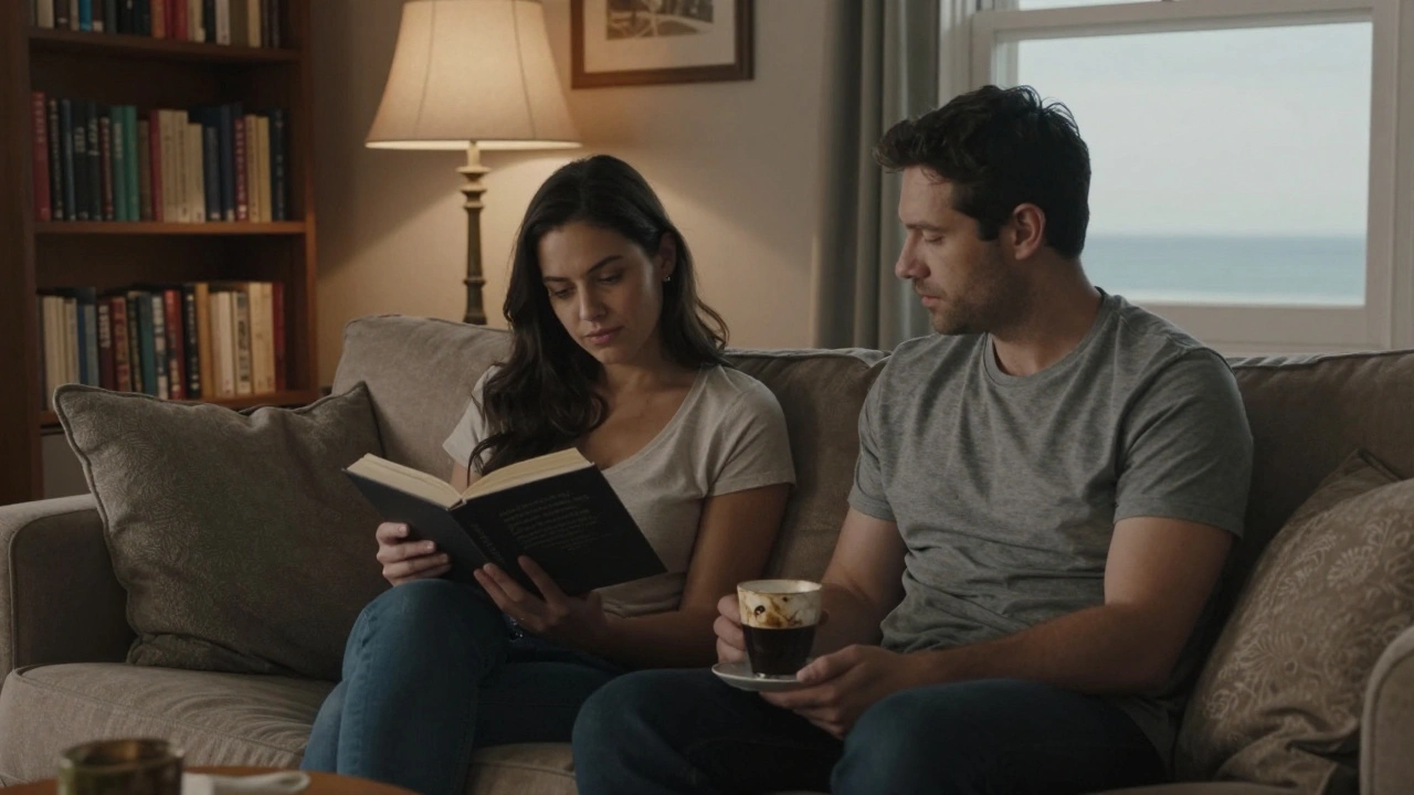 İki kişi, bir kitap okunurken sessizce birlikte oturuyor.