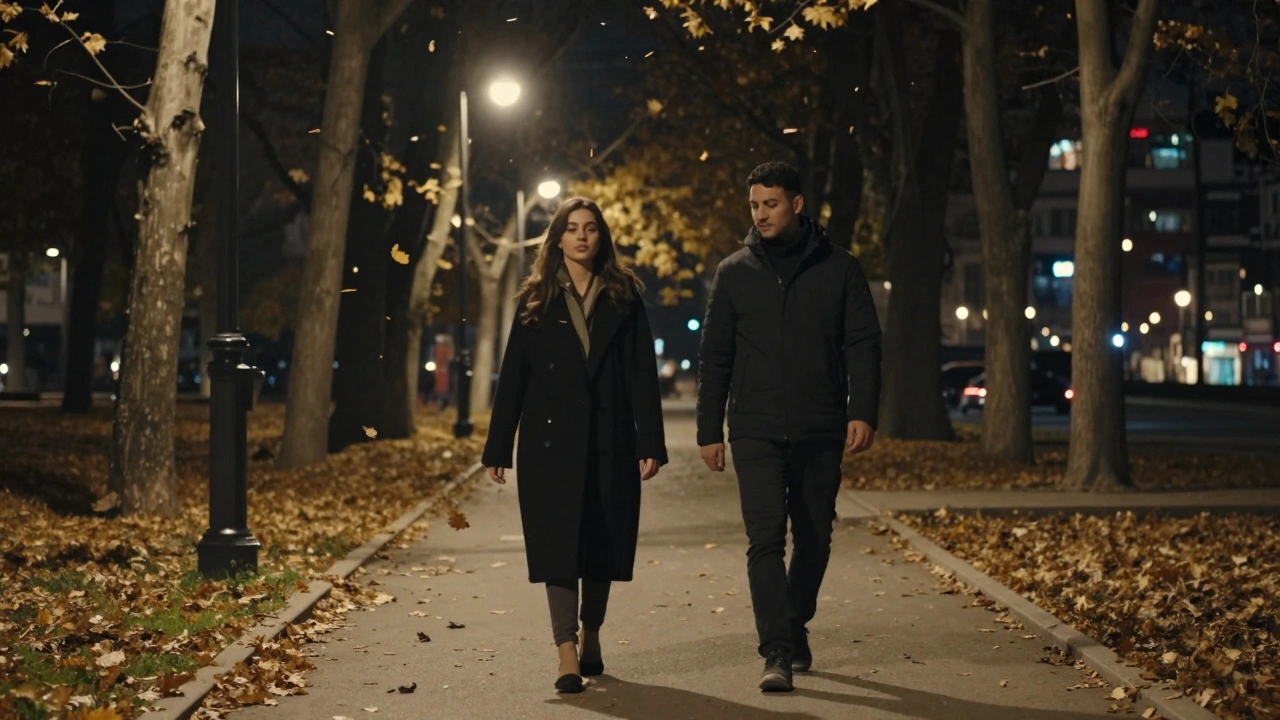 İki kişi, Umraniye'de bir parkta hafif bir yürüyüş yaparken.
