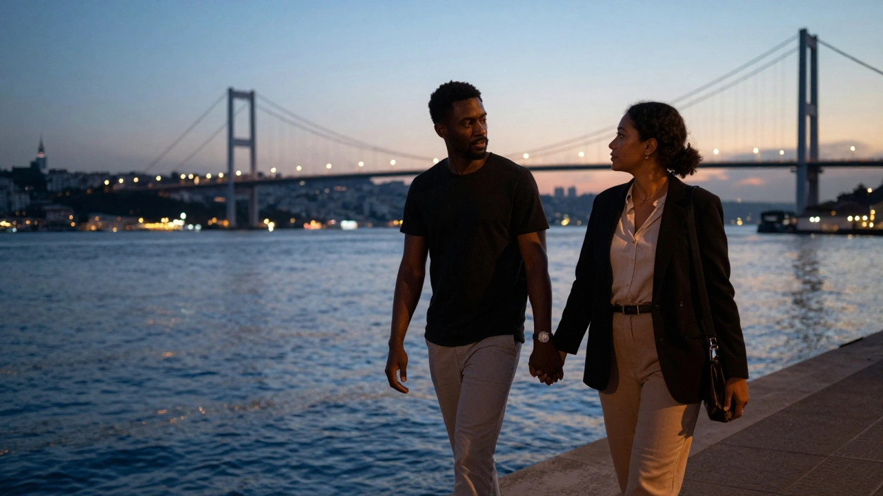 İstanbul'da Bosphorus kıyısında bir ebony kadın ve bir müşteri gönüllü bir şekilde yürüyor.