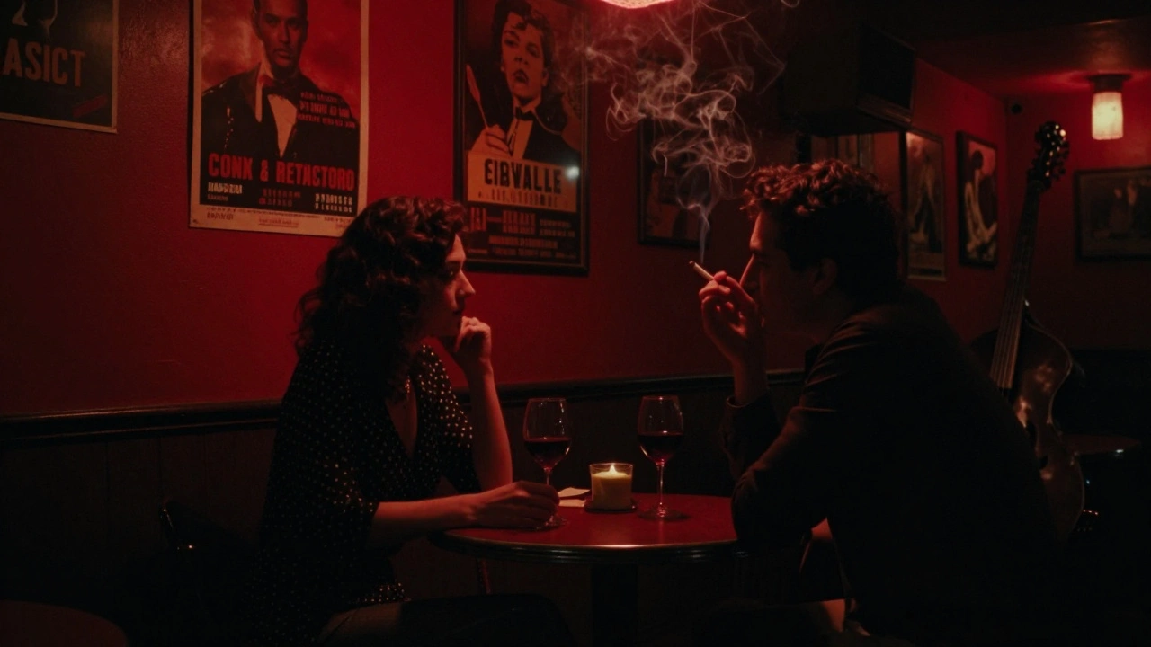 Karanlık bir caz kulübünde, iki kişi sessizce bir akşamı paylaşırken.