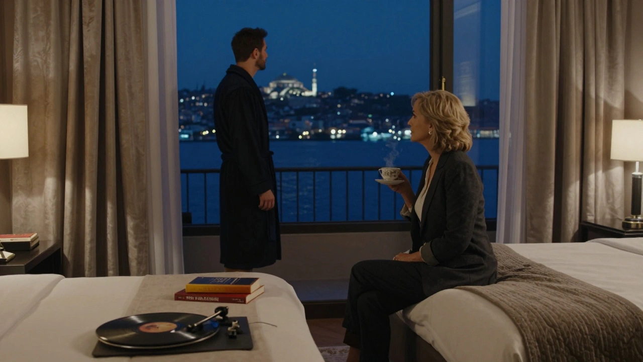 Lüks bir otel odasında, bir kadın ve bir erkek, sessizce Bosphorus manzarasını izliyor.